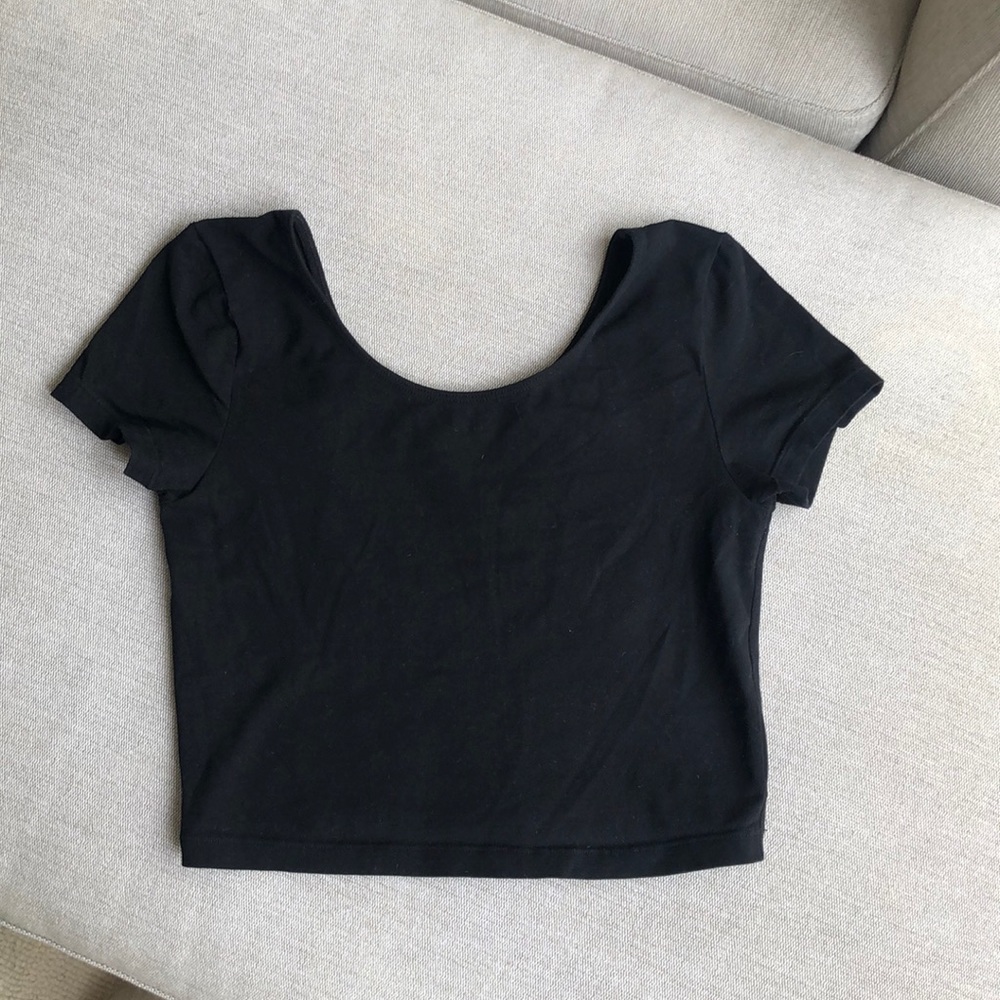 ✨🖤 EUC cropped Talula Fitted Tee 🖤✨ - Picture 1 of 5